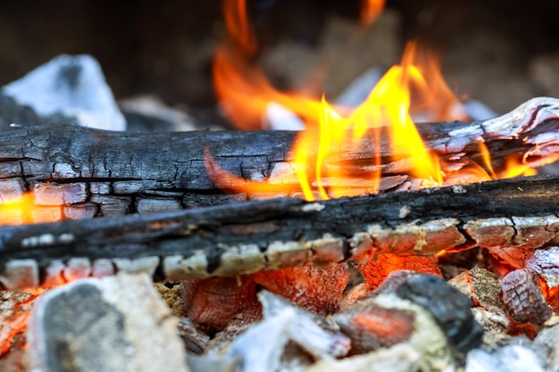 Chimenea, explosión de fuego estalla cerca de llamas de fuego ardiendo bailando