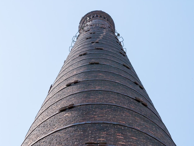 Foto chimenea de fábrica de ladrillos