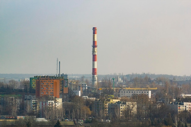 Foto una chimenea de fábrica roja y blanca de la ciudad de lublin