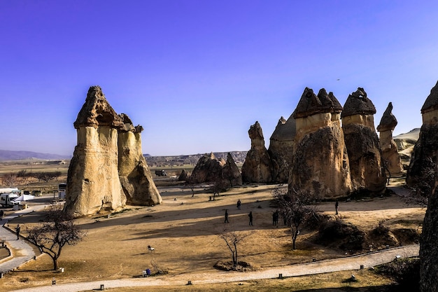 Chimenea de hadas y la montaña en Cappadocia Goreme Turquía