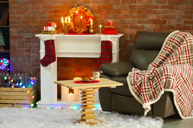 Foto chimenea con hermosas decoraciones navideñas en una cómoda sala de estar