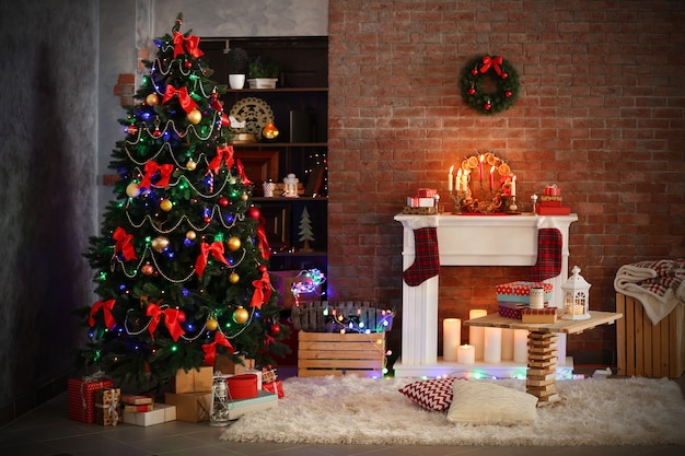 Chimenea con hermosas decoraciones navideñas en una cómoda sala de estar