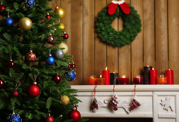 Chimenea con hermosas decoraciones navideñas en la habitación.