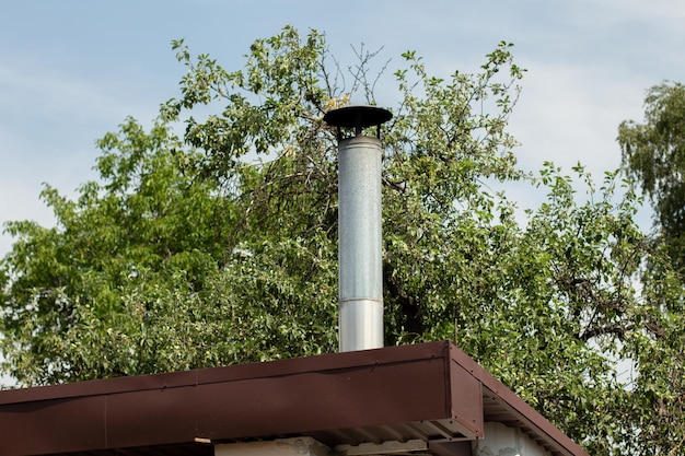 Chimenea de hierro en la casa.