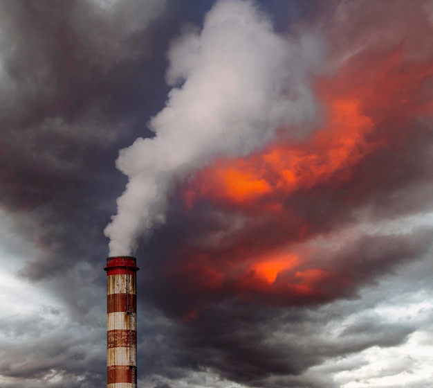 chimenea con humo