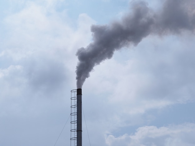 Chimenea de la industria del aire contaminado