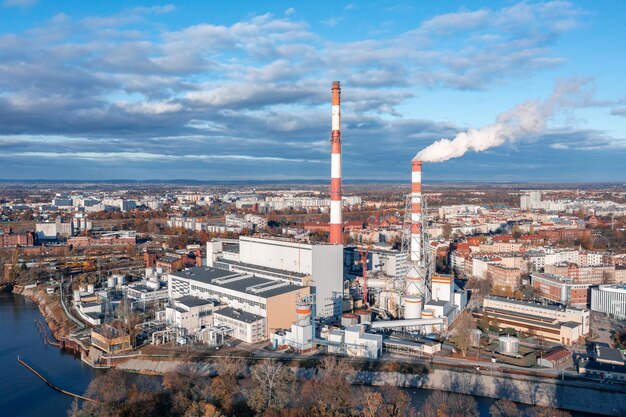 Chimenea industrial paisaje urbano planta de energía contaminación vapor paisaje Wroclaw Polonia