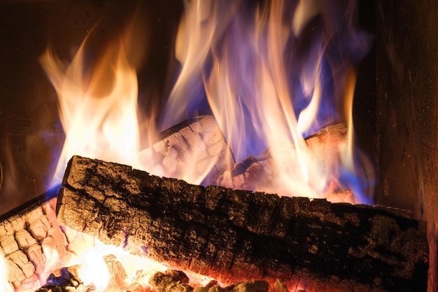 Una chimenea con leños ardiendo Fuego en la chimenea Un lugar acogedor para descansar