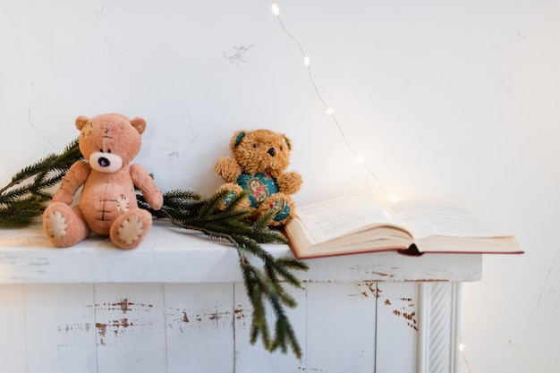 Chimenea con un libro y decoraciones navideñas.