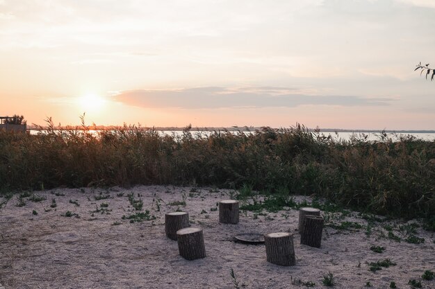 Chimenea en la naturaleza, vista al mar. Preparándose para una fiesta de verano. Sentado junto al fuego. fuego de campamento