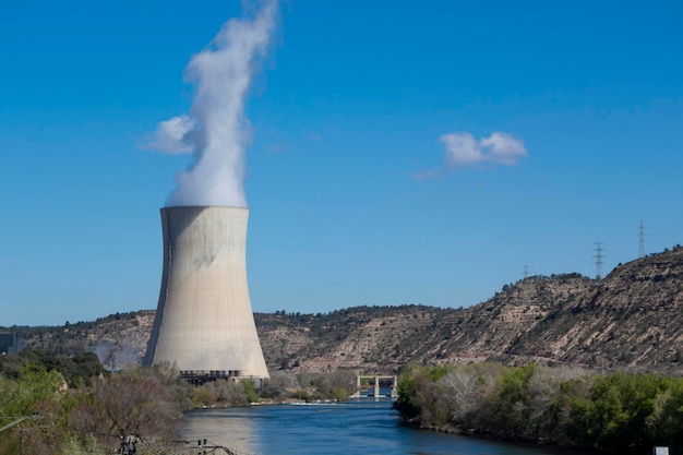 Chimenea de vapor en una planta nuclear de energía