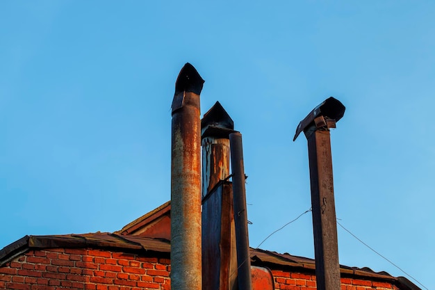 Chimenea vieja en el tejado del edificio