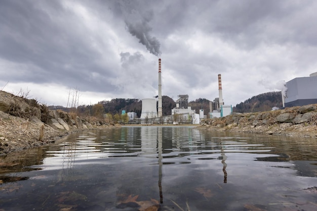 Las chimeneas de las centrales térmicas emiten humo y smog
