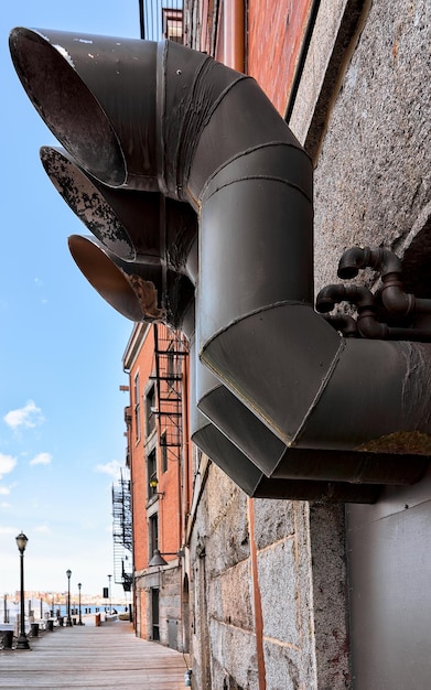 Chimeneas de un edificio en el paseo marítimo de Boston, MA, Estados Unidos.