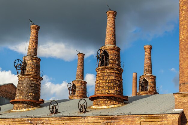 Foto las chimeneas de la fábrica de forsbacka, suecia, el hierro ha sido y sigue siendo importante para suecia.