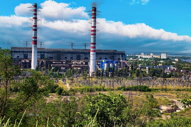 Chimeneas humeantes de una central térmica que proporciona electricidad a la ciudad