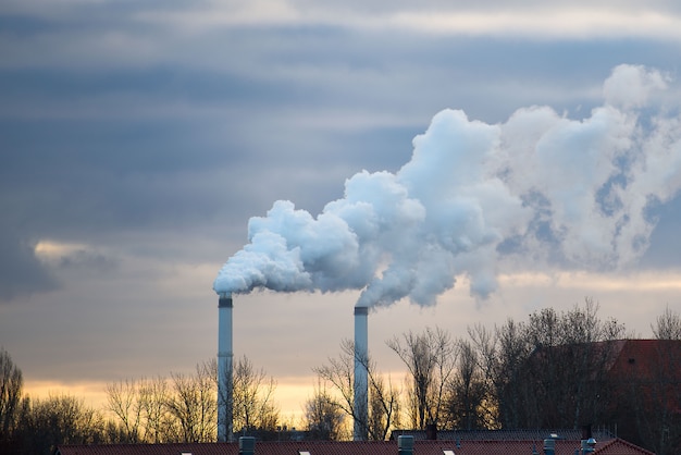 Foto chimeneas de humo con descargas contaminantes