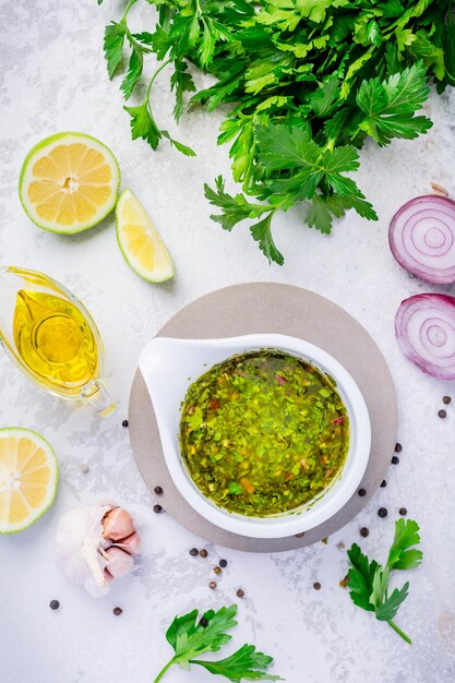 Chimichurri hausgemachte frische lateinamerikanische Sauce aus verschiedenen Kräutern, Knoblauch und Rotweinessig