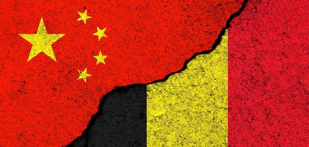 China e Bélgica Bandeiras fundo Conceito de política economia cultura e conflitos guerra Amizades e cooperação Pintado em paredes de concreto foto de banner