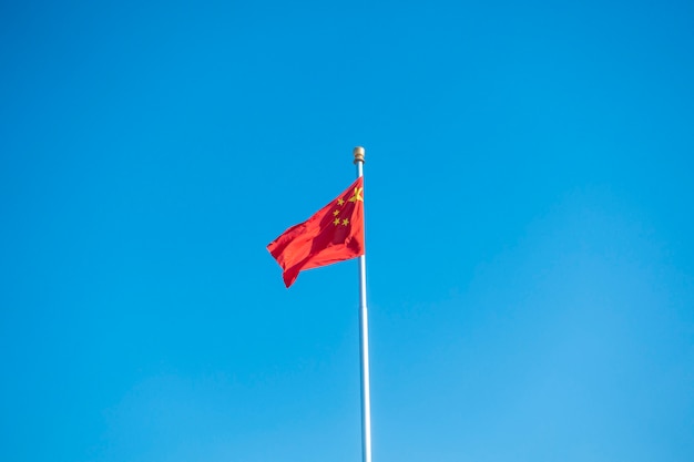 China Flagge am blauen Himmel