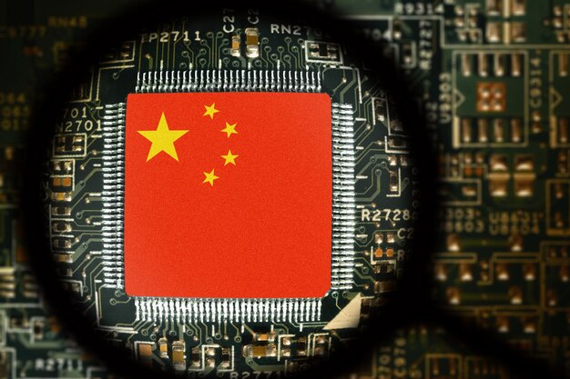 China-Flagge auf einem Prozessor, Computerkarte mit Chip, Sicht durch Vergrößerungsglas