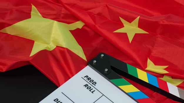 China-Flagge und Filmklappe auf schwarzem Hintergrund.