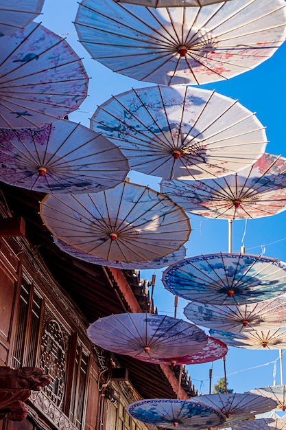 Foto china-papierregenschirmdekoration in der alten stadt