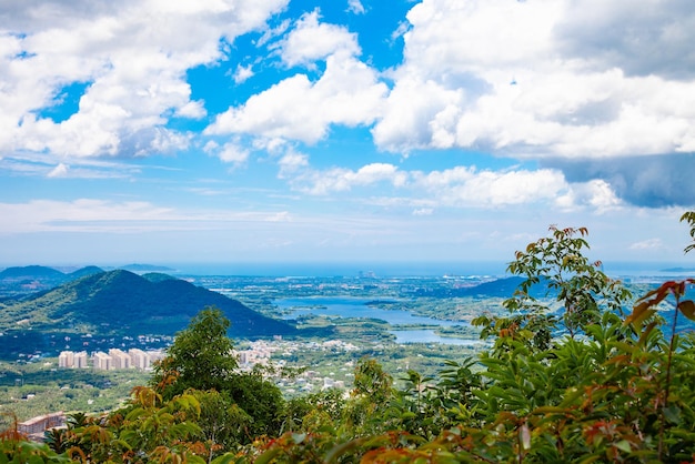 China Sanya Hainan Aireal Landscape View com céu azul e nuvens