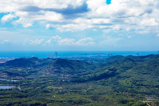 China Sanya Hainan Aireal Querformat mit blauem Himmel und Wolken