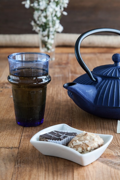 China-Teekanne mit Blumen und Kuchen