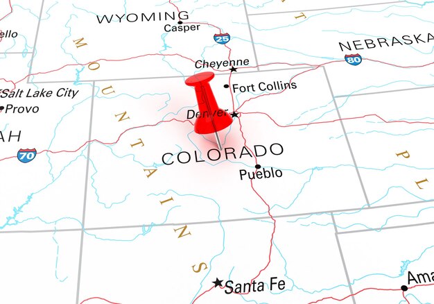 Chincheta roja sobre el mapa de Estados Unidos del estado de Colorado. Representación 3D