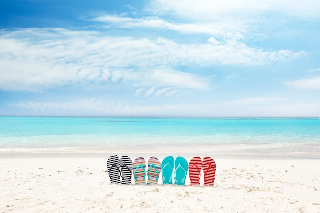 Chinelos coloridos na beira-mar conceito de férias de verão