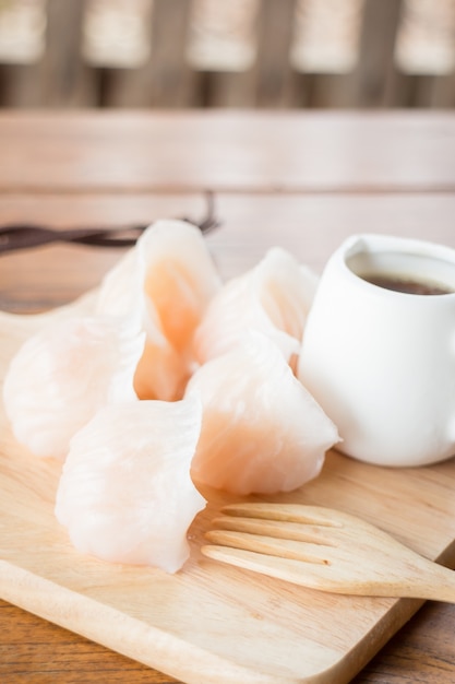 Chinês gao dim sum bolinhos na chapa de madeira