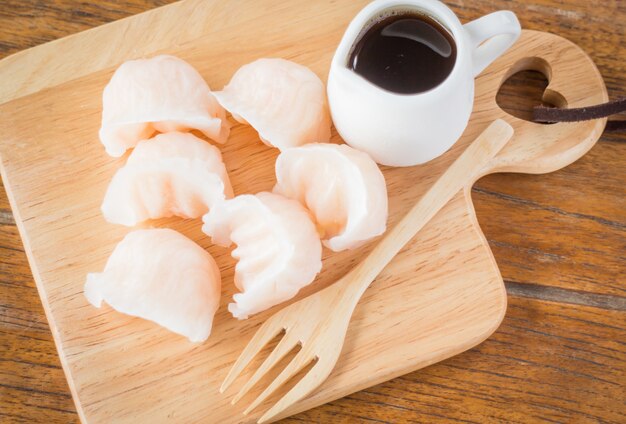 Chinês gao dim sum bolinhos na chapa de madeira