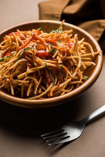 Chinese Bhel es una receta indochina picante que se sirve en un tazón. enfoque selectivo