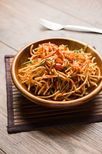 Chinese Bhel es una receta indochina picante que se sirve en un tazón. enfoque selectivo