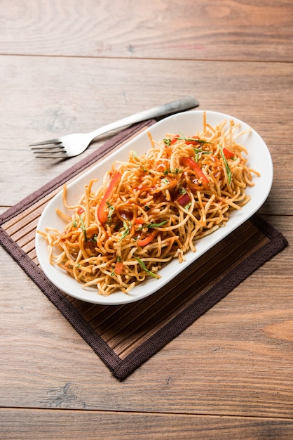 Chinese Bhel es una receta indochina picante que se sirve en un tazón. enfoque selectivo