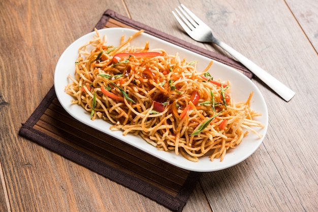 Chinese Bhel es una receta indochina picante que se sirve en un tazón. enfoque selectivo