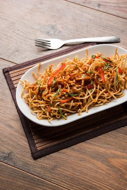 Chinese Bhel es una receta indochina picante que se sirve en un tazón. enfoque selectivo