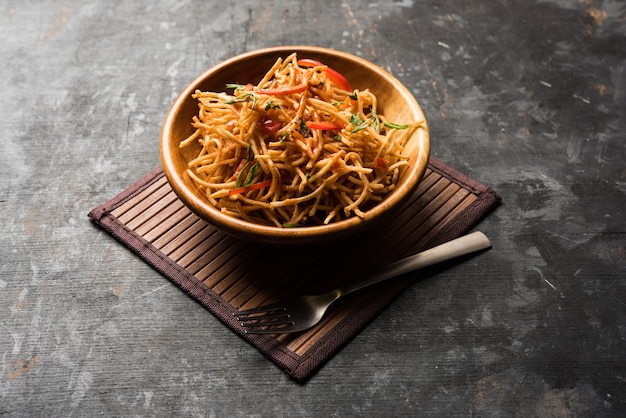 Chinese Bhel ist ein würziges indo-chinesisches Rezept, das in einer Schüssel serviert wird. selektiver Fokus