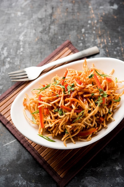 Chinese Bhel ist ein würziges indo-chinesisches Rezept, das in einer Schüssel serviert wird. selektiver Fokus