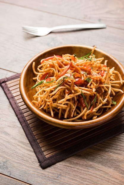 Chinese Bhel ist ein würziges indo-chinesisches Rezept, das in einer Schüssel serviert wird. selektiver Fokus