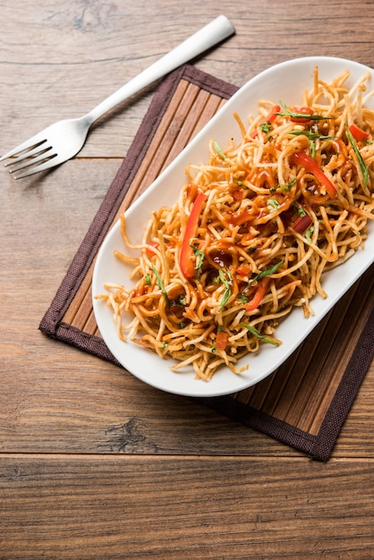 Chinese Bhel ist ein würziges indo-chinesisches Rezept, das in einer Schüssel serviert wird. selektiver Fokus