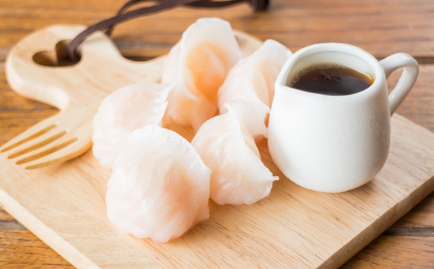 Chinese har Gao Dim Sum Knödel auf Holzplatte