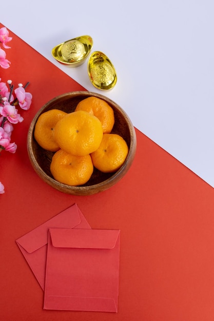 Chinese New Year Background Cherry Blossom Mandarin Orange Red Envelope und Golden Barren auf zweifarbigem Hintergrund rot und weiß