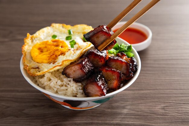 Chinese Sweet Bbq Pork é marinado em molho de churrasco doce e servido com arroz branco