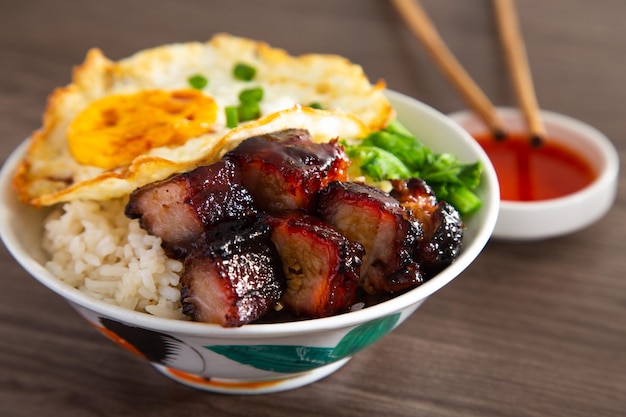 Chinese Sweet Bbq Pork é marinado em molho de churrasco doce e servido com arroz branco