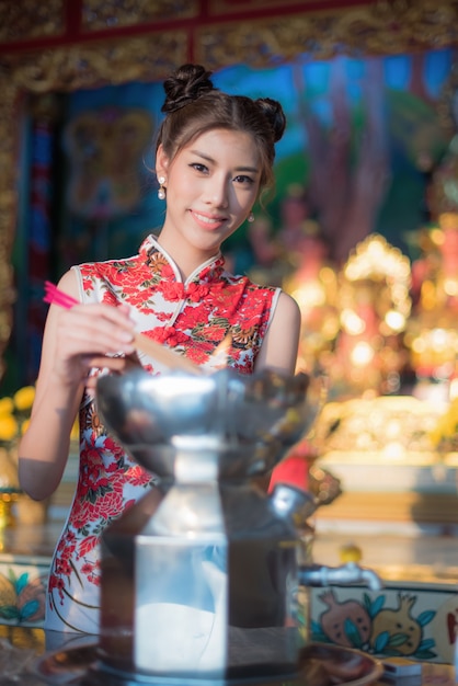 Chinesinkleidtraditionelles cheongsam am chinesischen Tempel.