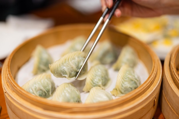 Foto chinesisch gedämpfte gemüse-knödel im restaurant