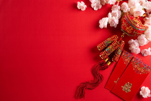 Chinesische Dekorationen des neuen Jahres auf einem roten Hintergrund.